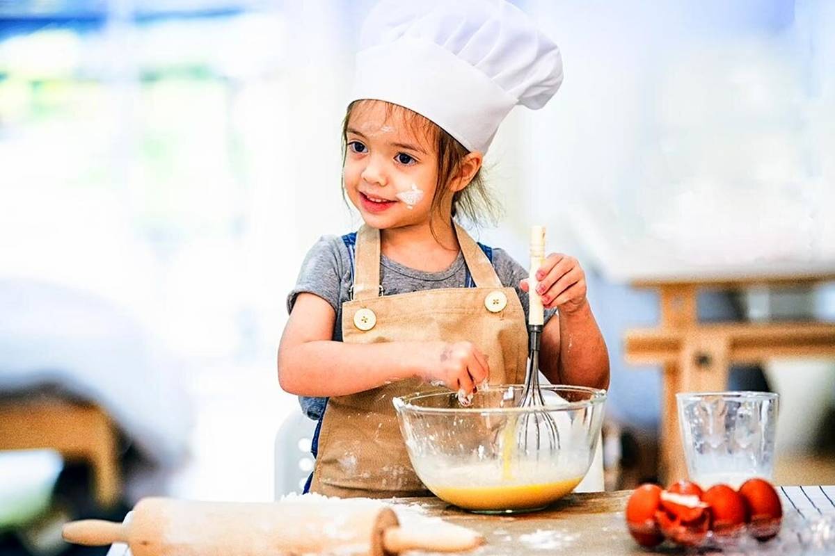چگونه به کودک آشپزی یاد دهیم؟ | مهارتهای مناسب هر سن در آشپزخانه