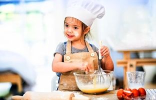 چگونه به کودک آشپزی یاد دهیم؟ | مهارت‌های مناسب هر سن در آشپزخانه