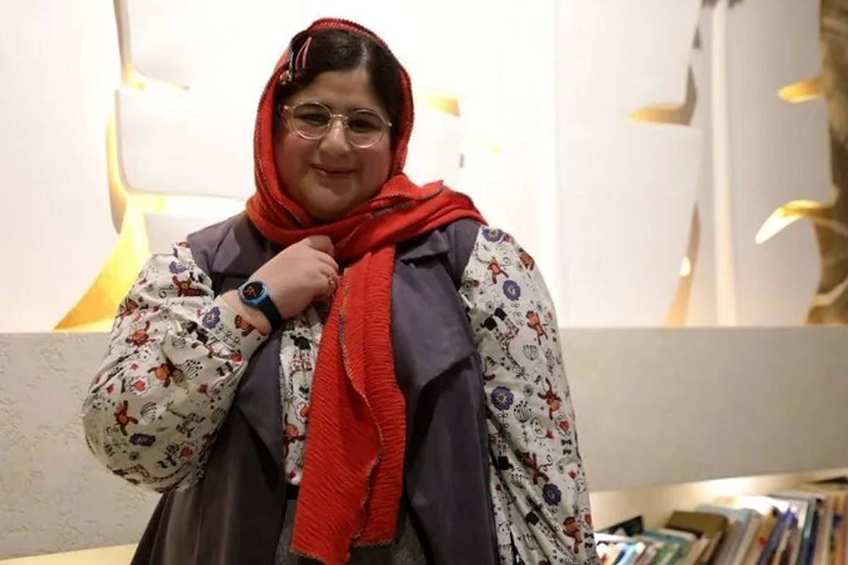 استایل کودکانه بازیگر قهوه پدری در یک کافه لاکچری