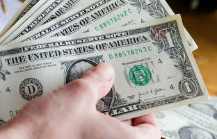 راز نماد کوچک و مخفی چاپ شده روی اسکناس یک دلاری آمریکا چیست؟