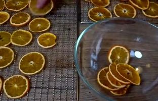  نحوه تهیه پودر میوه خشک خانگی برای طعم‌دهی و رنگ‌دهی طبیعی غذا + ویدئو