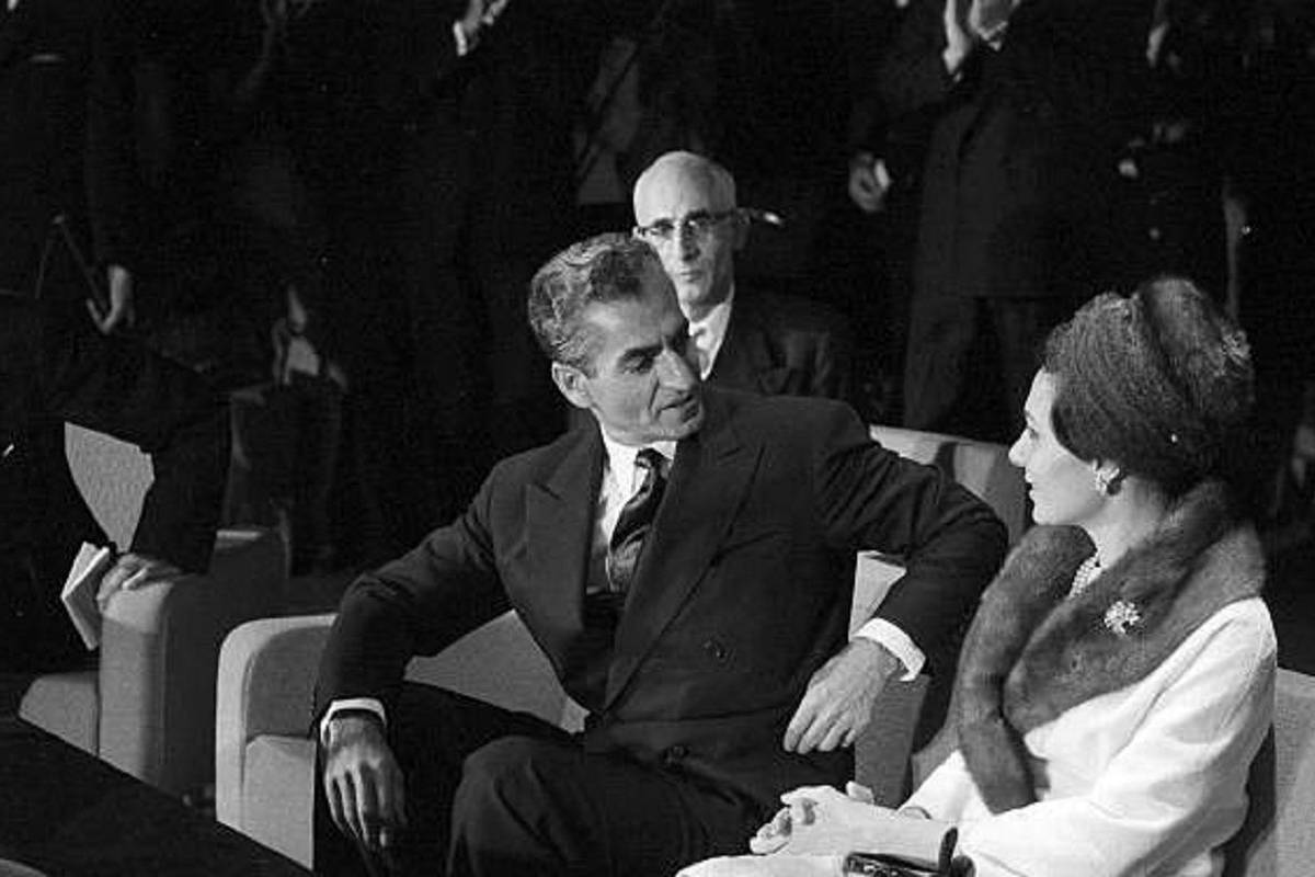  سفر در زمان؛ فرح دیبا در خودروی دربار در سال 1339 + عکس