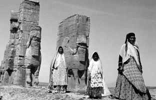 زنان روستایی با لباس محلی در کنار «دروازۀ ملل تخت جمشید»؛ سال 1338