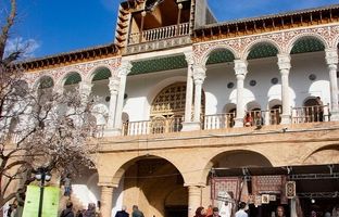 راهنمای سفر: «عمارت خسروآباد»، قصه‌ای از تاریخ و هنر در قلب کردستان + ویدئو