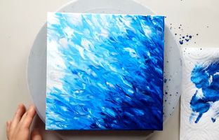 آموزش نقاشی: با رنگ آبی و سفید یک تابلوی خیال‌انگیز بکش