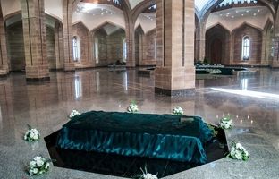 تخریب قبر حافظ اسد، پدر بشار اسد در شمال غرب‌ سوریه + ویدئو