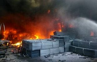 لحظات اولیه آتش‌سوزی بازار آهن شادآباد تهران + ویدئو