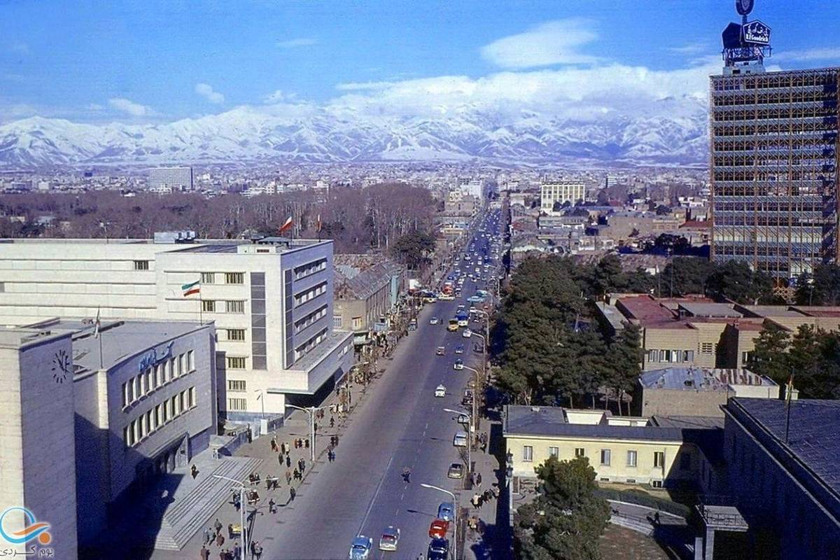 چهارراه استانبول تهران و نمای بیرونی سینما قصر ، در دهه 1320