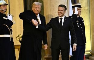 نحوه عجیب دست‌دادن ترامپ با رئیس‌جمهور فرانسه + ویدئو