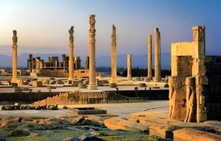 سالم‌ترین ستون تخت جمشید + ویدئو