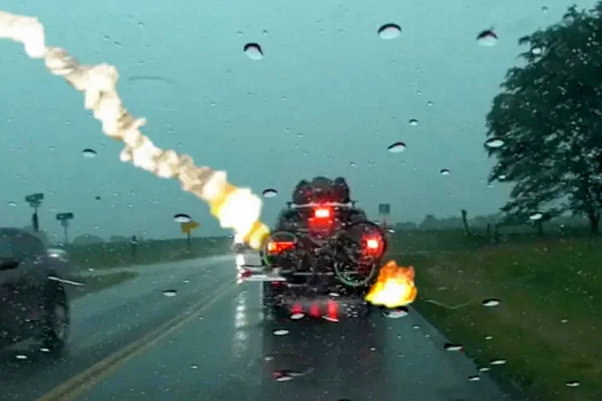 لحظه وحشتناک برخورد صاعقه به خودرو + ویدئو