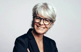 تغییرات مو در هر دهه از زندگی؛ از ۲۰ تا ۶۰ سالگی چگونه از موهای خود مراقبت کنیم؟