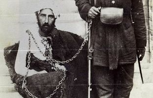 عکس قدیمی: لحظه اعدام میرزا رضا کرمانی قاتل ناصرالدین شاه