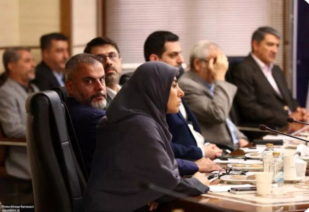 (ویدئو) واکنش‌ها به حضور جنجالی پسر عارف در جلسه دولت؛ حمیدرضا عارف کیست؟