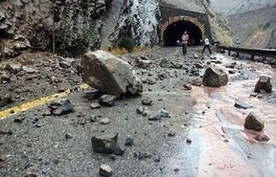 (ویدئو) ریزش سنگ در محدوده تونل ۴ جاده چالوس