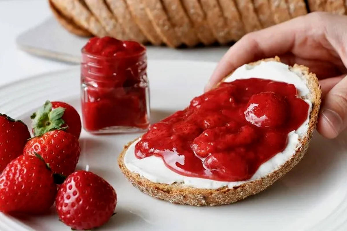 خوشمزه بپزید؛ طرز تهیه مربای توت ‌فرنگی بدون شکر