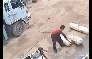 تخلیه اشتباه کپسول باعث شلیک آن و تخریب خانه‌ها شد + ویدئو