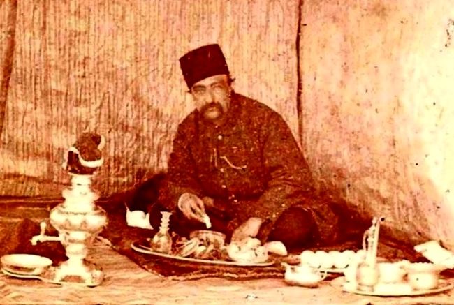 «ناصرالدین شاه» سوار بر سه‌چرخۀ سلطنتی در حیاط کاخ گلستان