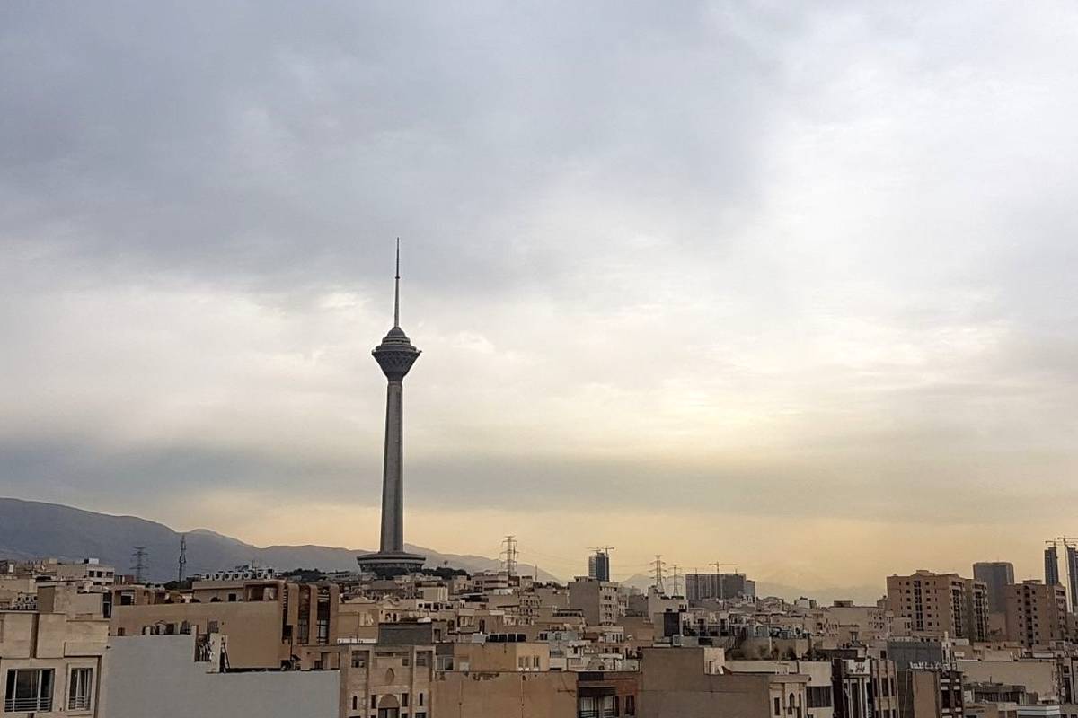 تصویری عجیب از شهر تهران زیر لایه های غبار و ابر