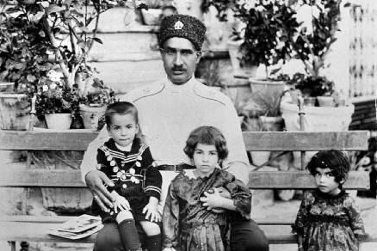 محمدرضا پهلوی 6 ساله در میان گارد محافظان کودک + عکس