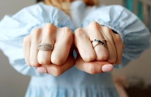 نقره سیاه‌ شده را چگونه تمیز کنیم؟ | ۱۲ روش برای سفید کردن انگشتر نقره اکسیدشده در خانه