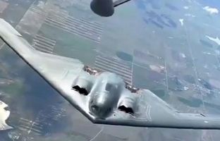 فیلمی از سوخت‌گیری هوایی بمب افکن B-2 Spirit + ویدئو