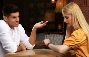 ۸ نشانه‌ بی‌رحمانه که کسی به شما جذب شده اما شما را لایق رابطه‌ جدی نمی‌بیند