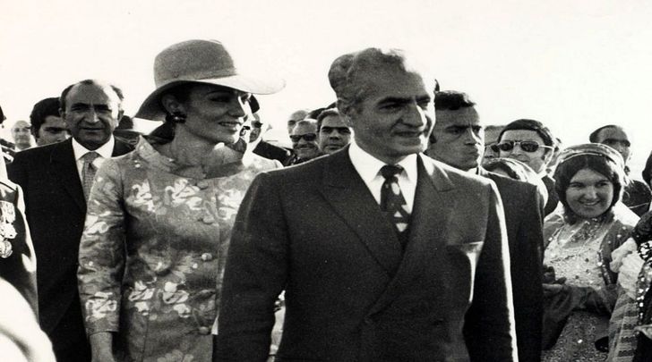 چهره در فکر فرح کنار محمدرضا پهلوی در پاریس + عکس