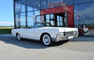 محمدرضا پهلوی در حال رانندگی یک خودرو لوکس در رم + عکس