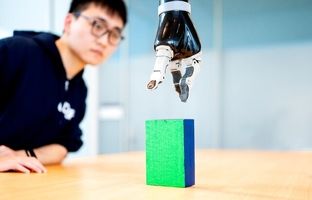 
مردی که تنها با فکر کردن یک بازوی رباتیک را کنترل می‌کند
