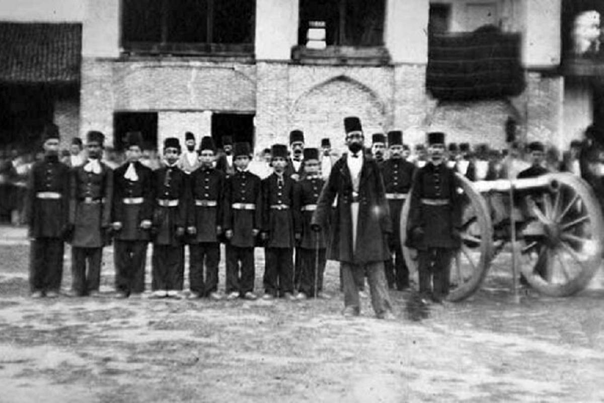بستنشینی قزاقها در اصطبلخانه سلطنتی