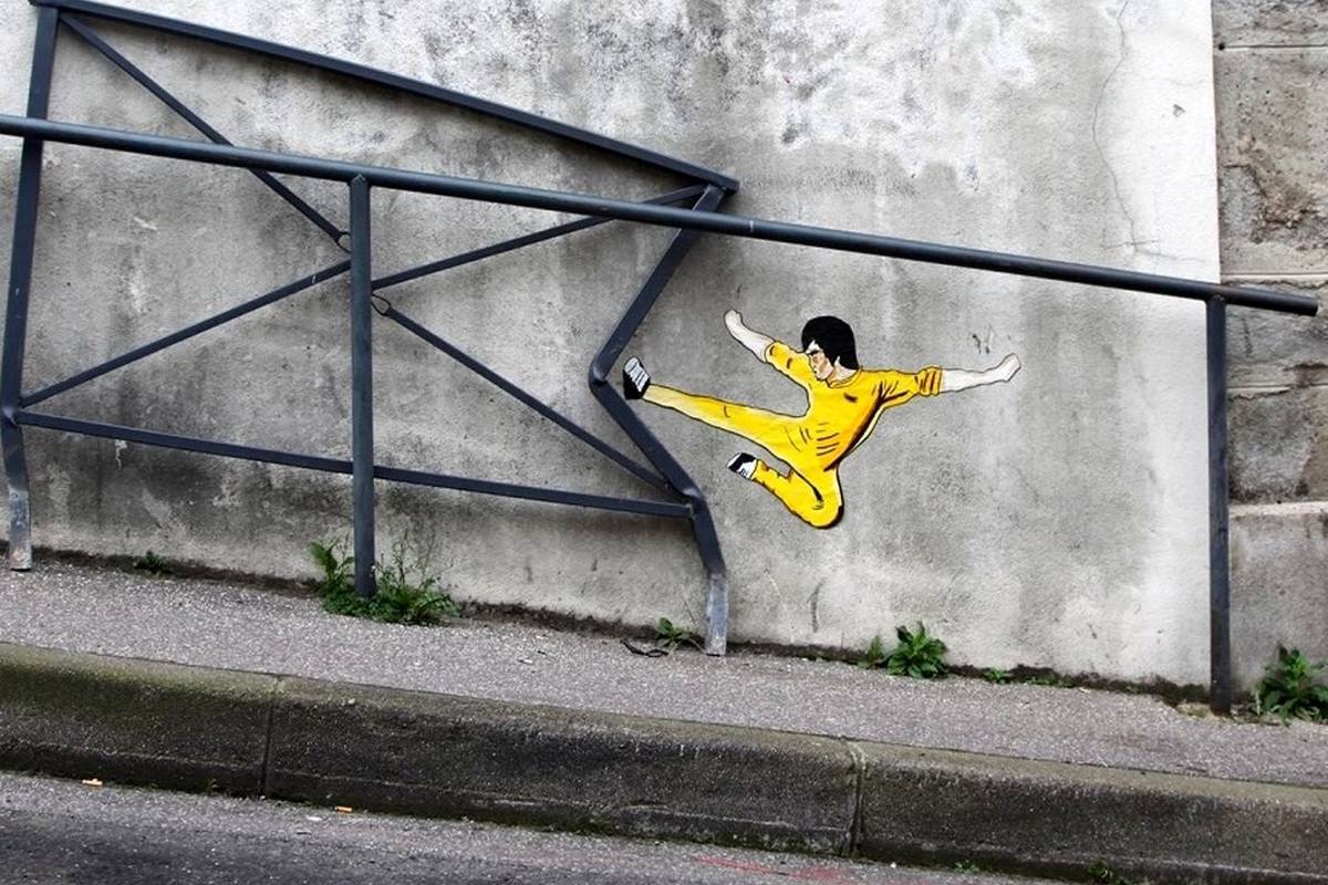 تصاویر؛ هنر خیابانی؛ خلاقیت بامزه هنرمند فرانسوی که «میلۀ خم‌شده» را به «بروس لی» ربط می‌دهد
