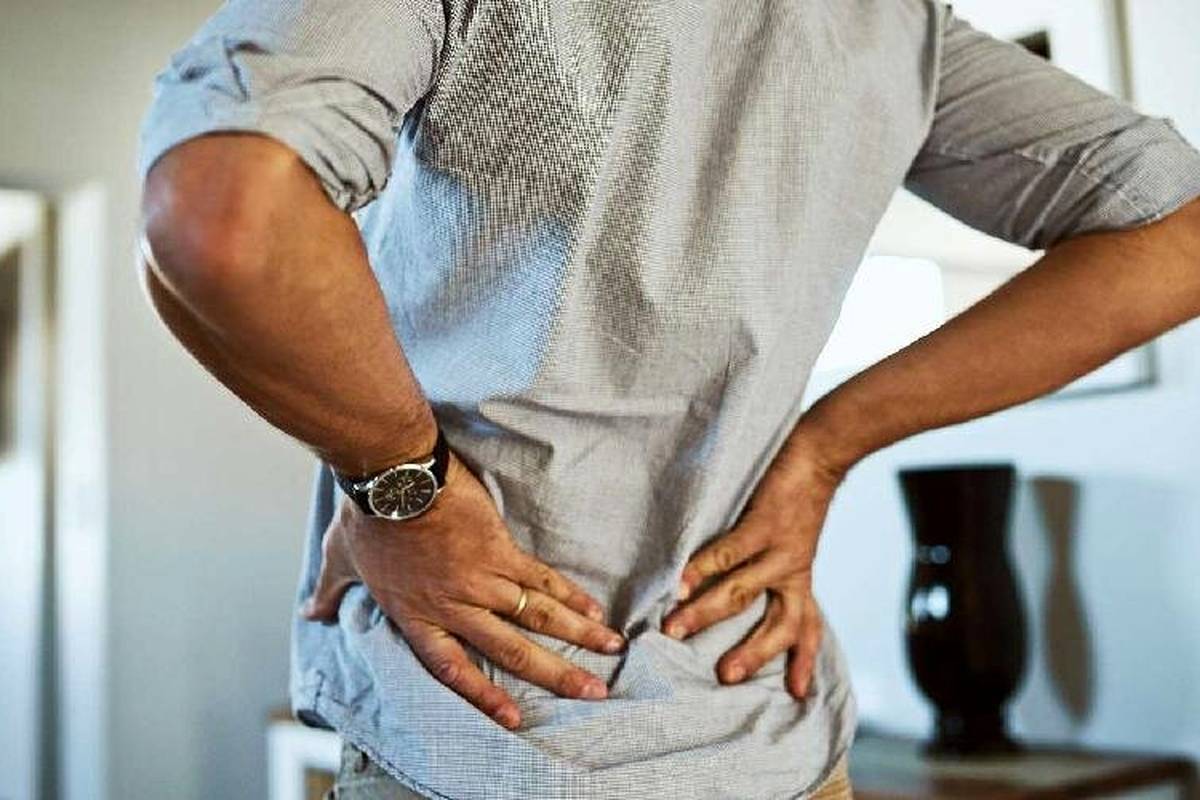 چرا ناگهان به کمردرد دچار میشویم؟ بررسی علل و روشهای درمان