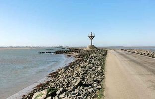 جاده عجیبی در فرانسه که هر روز دوبار زیرآب می رود! +ویدئو