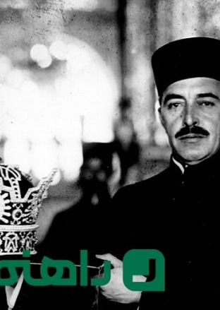 این فرد که تاج رضا خان را در دست دارد کیست؟ + عکس