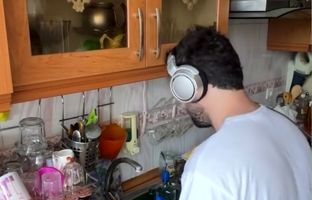  شاهکار پسر ایرانی؛ هنرنمایی پای سینک ظرفشویی با آهنگ بهنام بانی! + ویدئو