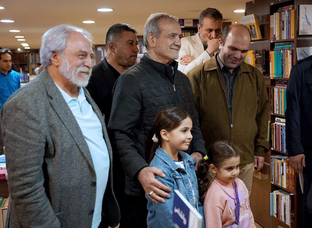 وعده مسعود پزشکیان روی رمان 1984 جرج اورول + عکس