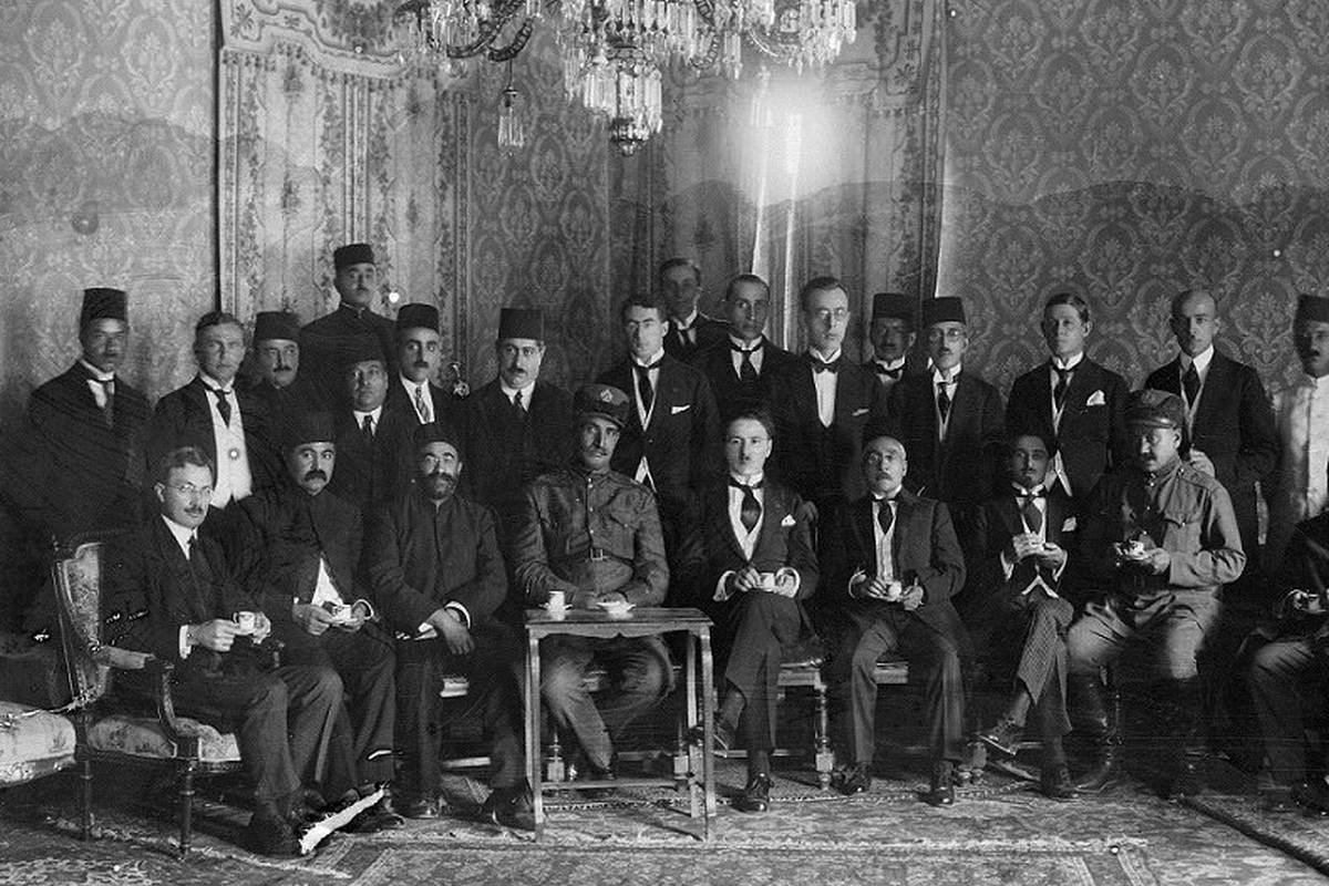 ژست مغرورانه سفیر شوروی در کنار رضا خان در اواخر دوره قاجار