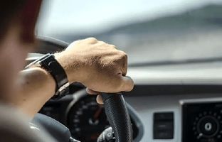 10 اشتباه رایج در رانندگی که ممکن است به خودرو شما آسیب بزنند