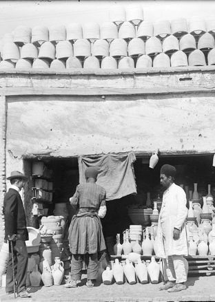 سیاح اروپایی و سگش جلوی دکان سفال فروشی در زمان قاجار