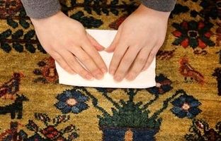ترفندهای پاک کردن لکه‌های قدیمی از روی فرش