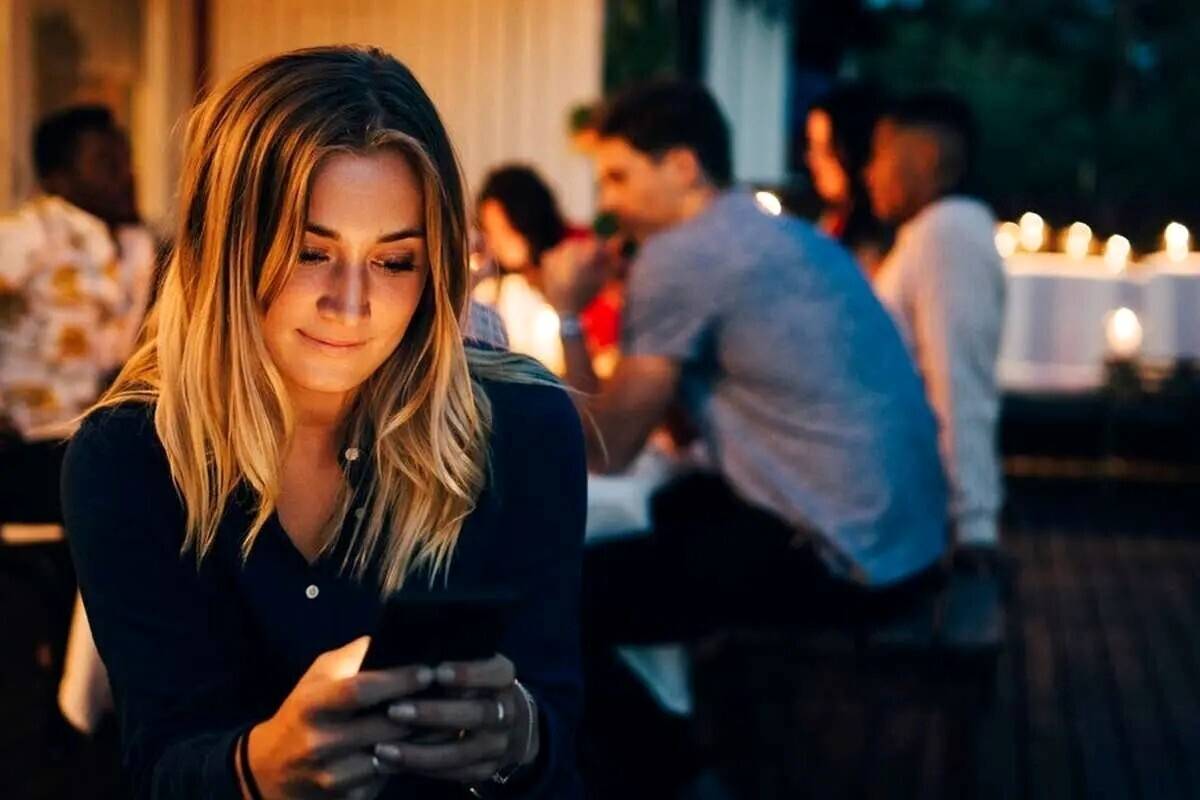 اگر مهمانی رفتن کابوس است این ۹ نشانه را جدی بگیرید!