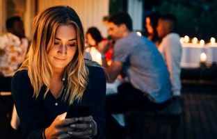  اگر مهمانی رفتن کابوس است این ۹ نشانه را جدی بگیرید! 