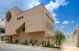 معماری که در خمینی شهر با خواسته‌های متناقض کارفرما یک شاهکار ساخت! + عکس