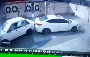 تصادف باورنکردنی و عجیب خودروی لوکس با پراید حین خروج از پارکینگ! + ویدئو