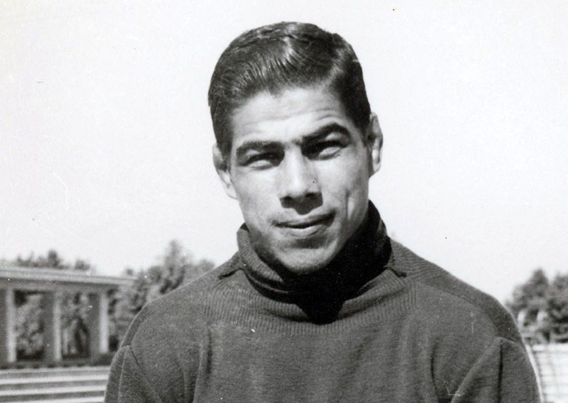 عکس قدیمی؛ «شهناز و محمدرضا پهلوی در حال تماشای کشتی تختی»؛ سال 38 