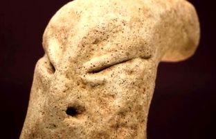 کشف مجسمۀ 7 هزارسالۀ «انسان مارنما» در کویت
