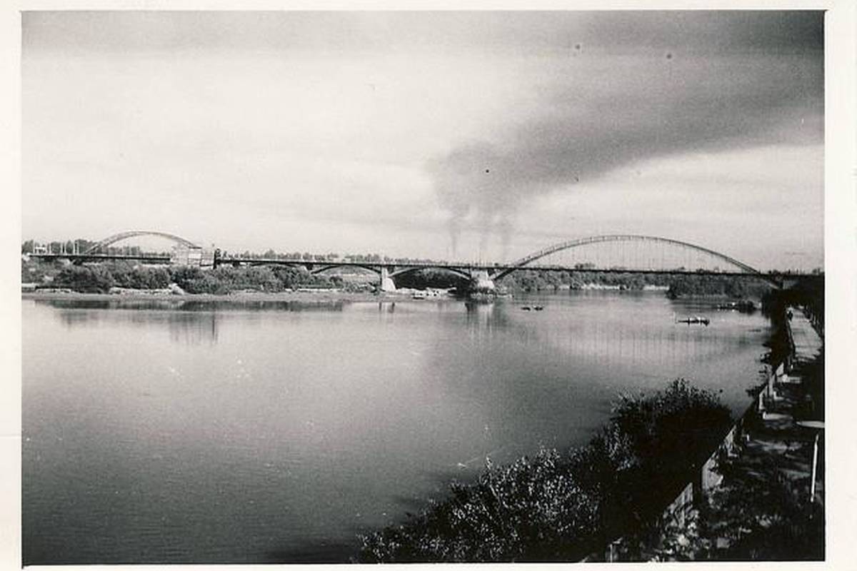 عکس یادگاری سرباز انگلیسی در میدان سه دختر اهواز 80 سال قبل