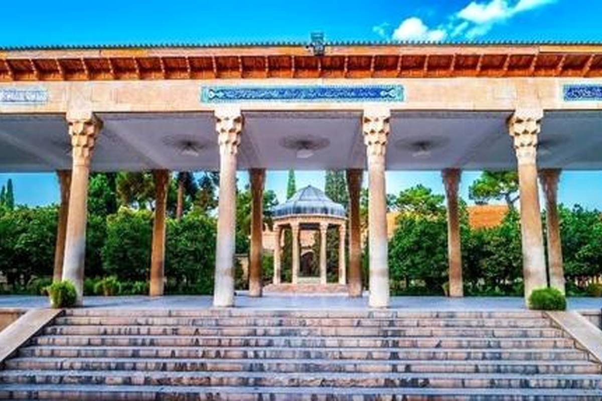 سست شدن ستون های آرامگاه حافظ به خاطر بیدقتی