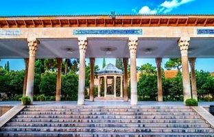 سست شدن ستون های آرامگاه حافظ به خاطر بی‌دقتی